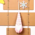 Decorazione natalizia con gnomo lavorato a maglia, cappello rosa e barba bianca. - Rosa Stile B