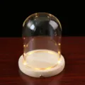 Vue détaillée de la cloche en verre transparent avec base en bois LED pour vitrine et protection. - 8*12 + veilleuse tactile à fente