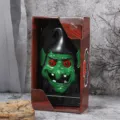 Primer plano de accesorio de timbre de bruja de Halloween con cara verde para fiesta. - Timbre de bruja verde