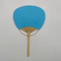 Einfacher blauer runder Fächer aus Papier mit Bambusgriff für Sommerkühlung und Dekoration. - Blau