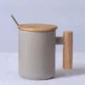 Tasse à café en céramique minimaliste gris clair avec poignée en bois, couvercle et cuillère. - Gobelet droit gris avec couvercle et cuillère