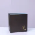 Boîte cadeau carrée marron foncé pour tasse en céramique, design d'emballage minimaliste. - Boîte Cadeau Noire