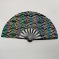 Detailoverzicht van een opvouwbare kungfwaaier met zwarte bamboe ribben en reflecterend patroon. - Zebra Reflecterend