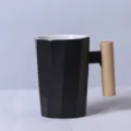 Tasse à café en céramique noire minimaliste nordique avec poignée en bois, design géométrique. - Mug noir décagonal