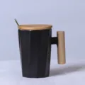 Tasse en céramique noire de style nordique avec poignée en bois, couvercle et cuillère. - Mug noir décagonal avec couvercle et cuillère