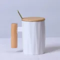 Tasse en céramique de style nordique avec couvercle en bois et cuillère à café - Mug blanc à motif losanges avec couvercle et cuillère
