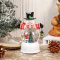 Gedetailleerd overzicht van de kerst sneeuwbol met een feestelijk en winters ontwerp. - Sneeuwpop & Kind