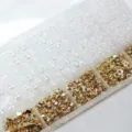 650 Stück weiße Acrylperlen und Goldperlen Set in 15-Gitter-Organizer für DIY-Schmuck - 650 Stück/Packung / Weiß