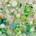 Mezcla de cuentas DIY verde galvanizado UV color AB formas variadas para joyería - Paquete de 500g / Verde