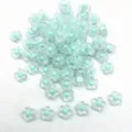 Primer plano de cuentas acrílicas en forma de flor de 12 mm con centro verde menta - 12mm (900 Piezas) / Azul Lago Mate