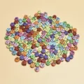 Makroaufnahme von bunten 7mm Acrylperlen mit Emoji-Gesichtsdrucken für DIY-Schmuck - 7mm 4000 Stück/500g / Bunter Untergrund Schwarze Linie