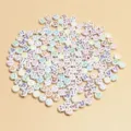 Nahaufnahme von 7mm Acrylperlen mit bunten Smiley- und Traurigkeitsgesichtern - 7mm 4000 Stück/500g / Weiß Basis Bunter Buchstabe