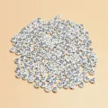 Nahaufnahme von 7mm weißen Acrylperlen mit verschiedenen schwarzen Gesichtern - 7mm 4000 Stück/500g / Weiße Basis Schwarze Linie