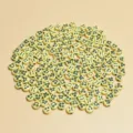 Detailansicht von 7mm cremefarbenen Acrylperlen mit schwarzen Emoji-Smiley-Mustern - 7mm 4000 Stück/500g / Gelb mit schwarzem Netz