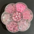Detalle de cuentas rosas mixtas de 6-8 mm en una caja organizadora con forma de flor DIY. - 500 Piezas/Paquete / Rosa