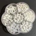 Juego de cuentas DIY blancas e irisadas en una caja de almacenamiento de 7 compartimentos - 500 Piezas/Paquete / Blanco