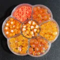 Vista detallada del set de cuentas naranjas DIY con formas de corazón y estrella - 500 Piezas/Paquete / Naranja