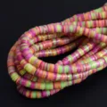 Gros plan de perles disques en pâte polymère colorées de 6 mm pour les bijoux DIY. - Mélange Rose Orange Vert