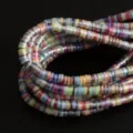 Détail macro de perles heishi multicolores de 6mm en argile polymère pour bijoux DIY - Arc-en-ciel Vibrant