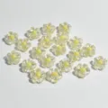 Cuentas de flores de acrílico transparente de 12 mm con centro amarillo para joyas DIY - 12mm (500g/Paquete Aprox 900 Piezas) / Amarillo