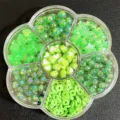 Vista detallada del organizador de 7 compartimentos con varias cuentas DIY verdes - 500 Piezas/Paquete / Verde