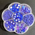 Vista detallada de cuentas azules de corazón y estrella en caja con forma de flor - 500 Piezas/Paquete / Azul zafiro