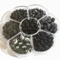 Kit de cuentas negras para manualidades con letras y caritas en una bandeja de flor - 500 Piezas/Paquete / Negro