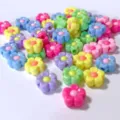 Primer plano de cuentas de acrílico en forma de flores para joyería hecha a mano. - 900 Piezas Por 500g