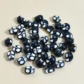 Cuentas de calavera de acrílico negro con detalles blancos para hacer joyería DIY - Negro con Blanco