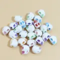 Primer plano de cuentas de calavera de acrílico blanco con acentos coloridos para joyas DIY - 10mm (Paquete de 1200 Piezas) / Multicolor Pattern on White