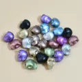 Primer plano de cuentas de calavera de acrílico mate de colores para bisutería DIY - 10mm (Paquete de 1200 Piezas) / Colores Mate Mezclados