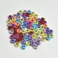 Primer plano de cuentas de letras acrílicas de 7 mm para hacer joyas DIY - 7mm (Aprox. 4400 Piezas/500g) / Colorido con Letras Negras