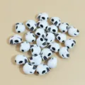 Vista detallada de cuentas de calavera de acrílico blanco para joyería artesanal - 10mm (Paquete de 1200 Piezas) / Base Blanca Lazo Negro