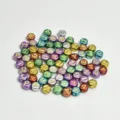Vista detallada de cuentas de letras de acrílico de 7 mm de colores para joyería artesanal - 7mm (Aprox. 4400 Piezas/500g) / Galvanizado con Letras Amarillas