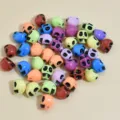Vista detallada de varias cuentas de calavera de acrílico mate de 10-13 mm para DIY - 10mm (Paquete de 1200 Piezas) / Base de Colores Letras Negras