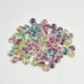 Primer plano de cuentas de letras de acrílico transparente de 7mm con colores para DIY - 7mm (Aprox. 4400 Piezas/500g) / Transparente con Letras de Colores