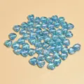 Detalle macro de cuentas acrílicas azules con forma de corazón irisado AB para DIY. - 9mm (Aprox. 2700 Piezas) / Azul medio