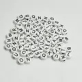Vista detallada de cuentas redondas de acrílico blanco de 7 mm con letras negras para joyería - 7mm (Aprox. 4400 Piezas/500g) / Blanco con letra negra