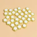 Cuentas de flores de acrílico amarillo de 10 mm con núcleo blanco para hacer bisutería - Amarillo