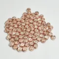 Primer plano macro de cuentas redondas de acrílico oro rosa de 7 mm con letras grabadas - 7mm (Aprox. 4400 Piezas/500g) / Letra de oro rosa
