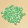 Detalle de cuentas de acrílico en forma de corazón verde claro de 9 mm con acabado AB. - 9mm (Aprox. 2700 Piezas) / Verde