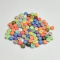 Detalle de cuentas de letras acrílicas de 7 mm de colores para hacer pulseras DIY. - 7mm (Aprox. 4400 Piezas/500g) / Colorido con Letras Doradas