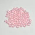 Primer plano de cuentas de letras de acrílico rosa de 7mm para crear bisutería. - 7mm (Aprox. 4400 Piezas/500g) / Rosa Transparente con Letras Blancas