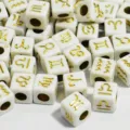 Nahaufnahme von 7 mm weißen quadratischen Perlen mit goldenen Sternzeichen für DIY. - 500g Packung / Weiß mit Gold