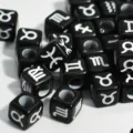 Nahaufnahme von 7mm schwarzen quadratischen Perlen mit weißen Sternzeichen für DIY - 500g Packung / Schwarz mit Weiß