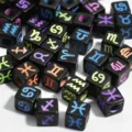 Nahaufnahme schwarzer 7mm quadratischer Perlen mit bunten Tierkreiszeichen für DIY-Schmuck - 500g Packung / Schwarz mit Bunt