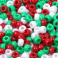 Bunte Acryl-Ponyperlen in Rot, Weiß und Grün für Weihnachts-DIY-Bastelarbeiten - 1800 Stück/Packung / Weihnachten Einfarbig Mix