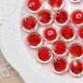 Cuentas redondas de acrílico rojo con capa exterior clara para joyería DIY y manualidades - 500g/1800 piezas/paquete / Rojo / 8mm