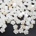 Cuentas de resina de rosa blanco crema estilo barroco con bordes dorados para fundas. - 12mm / 500g (Aprox. 1580 Piezas)