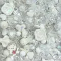 Variedad de cuentas de acrílico blanco en formas mixtas para accesorios de joyería DIY - Peso 50g / Blanco